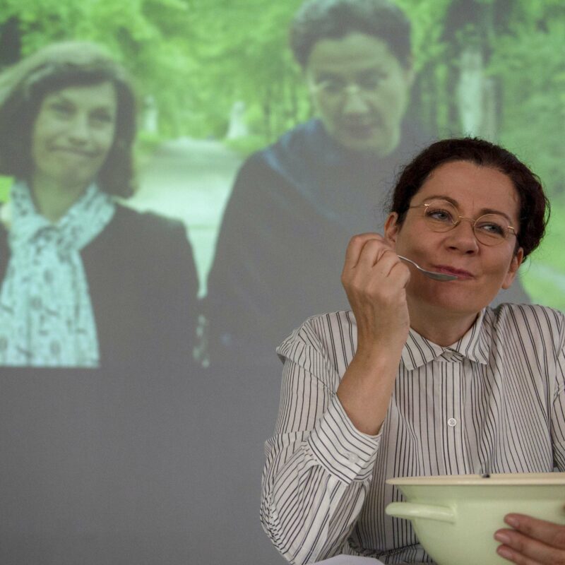 Anita Zieher als Emmy Noether